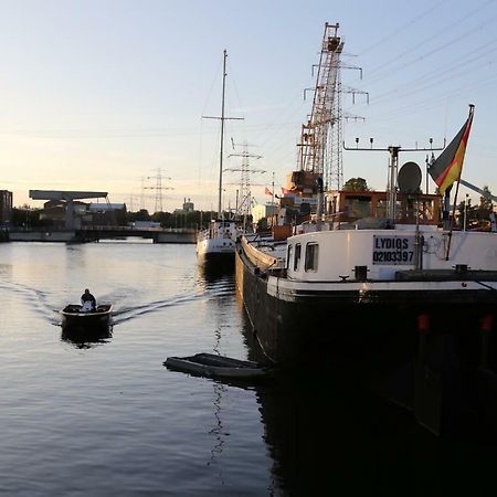 Schiffshotel "Schlafen Im Hafen" Hamburg Exterior photo