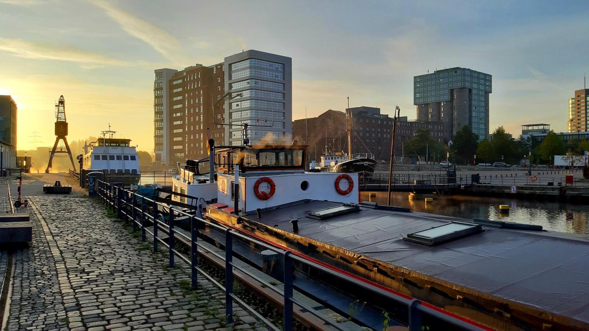 Schiffshotel "Schlafen Im Hafen" Hamburg Exterior photo