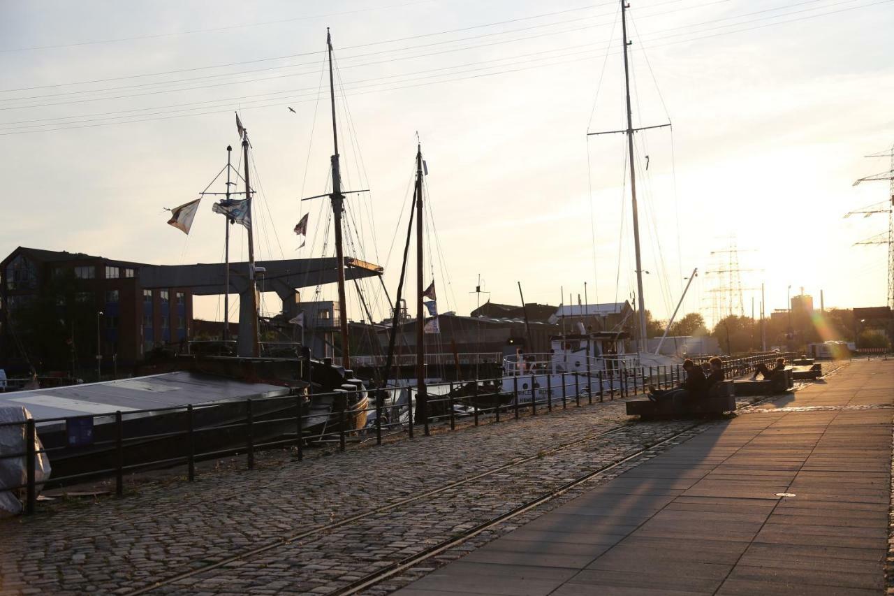 Schiffshotel "Schlafen Im Hafen" Hamburg Exterior photo