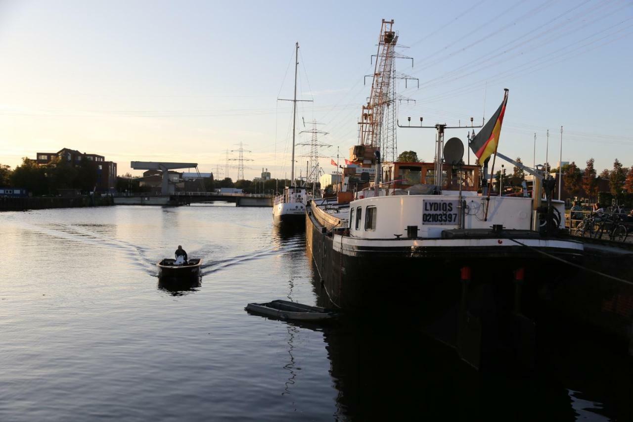 Schiffshotel "Schlafen Im Hafen" Hamburg Exterior photo
